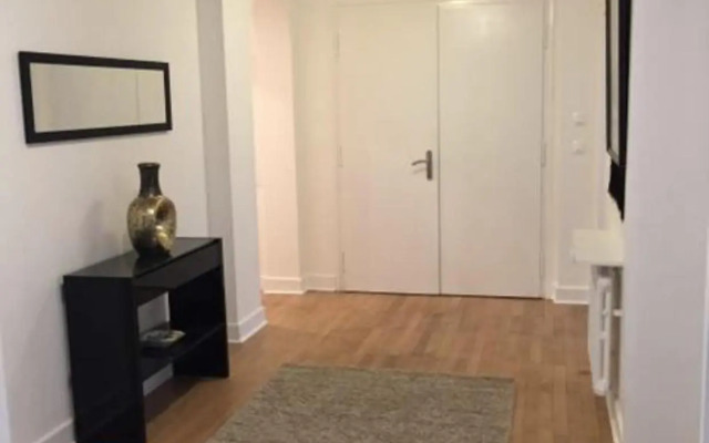 Charmant appartement avec terrasse dans villa