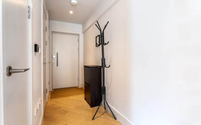 Modern Brentford Flat