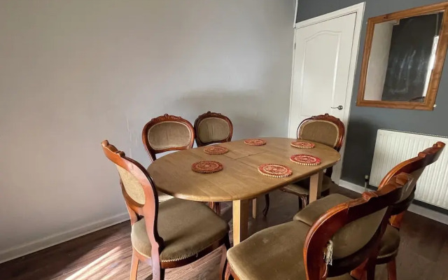 Sheffield's 3BR Retreat