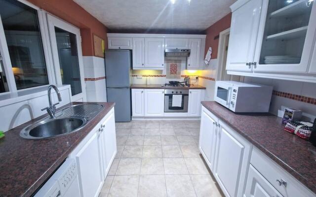 Lovely 3 Bedroom Holiday Home With Free Parking