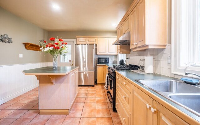 Cozy 5 Bedroom House in Downtown Toronto