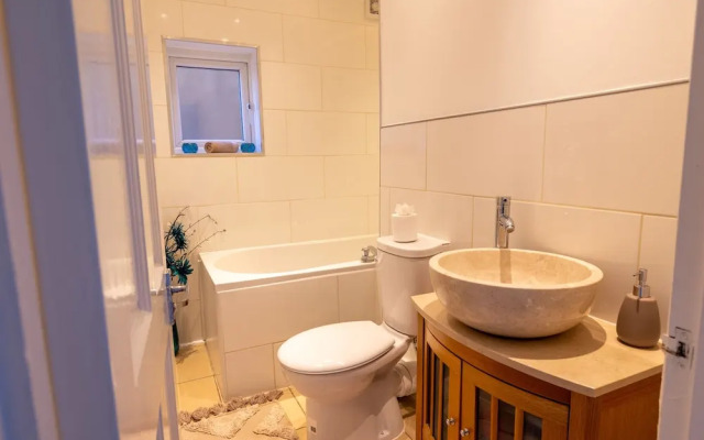 Captivating 4-bed House in Dartford