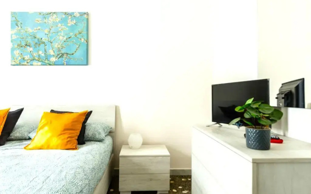 Hostly - The Urban Garden House - 3 Bedrooms, Garden, Great Location!