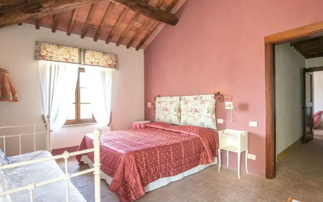 Secluded Apartment in Rapolano Terme with Garden