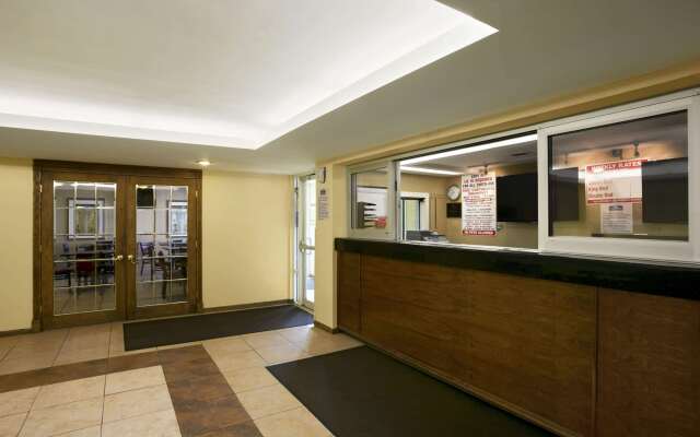 Travelodge by Wyndham Lansing IL