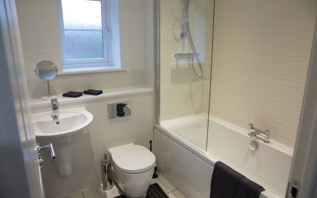 Modern House in Stratford Upon Avon With Private Parking Free Wifi Netflix