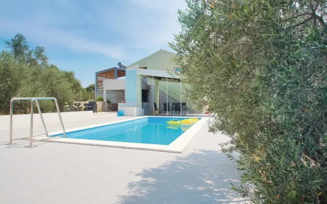 Amazing Home in Stratincica With Wifi and 4 Bedrooms