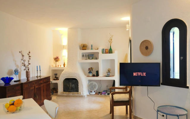 Peaceful & Spacious Apt with Parking & Queen Bed