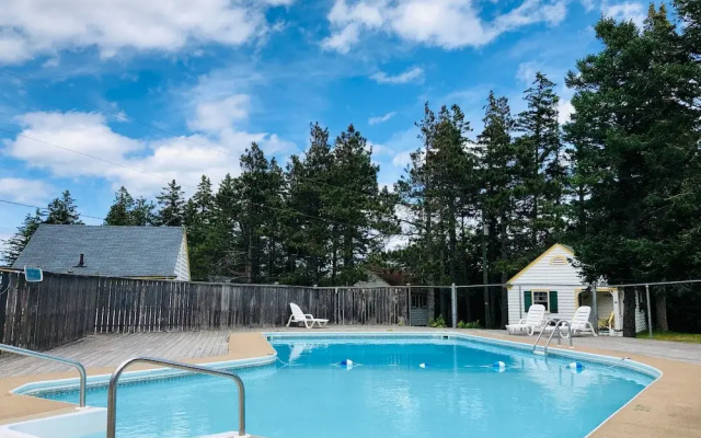 Green Gables Bungalow Court