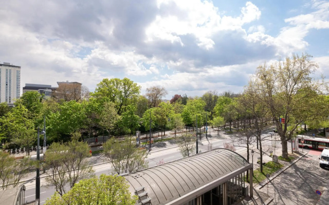 2200SQFT Luxury Apartment in City Center