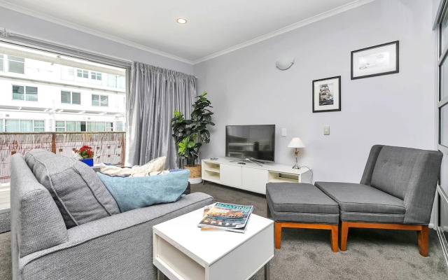 Deluxe Waterfront & City Apartment