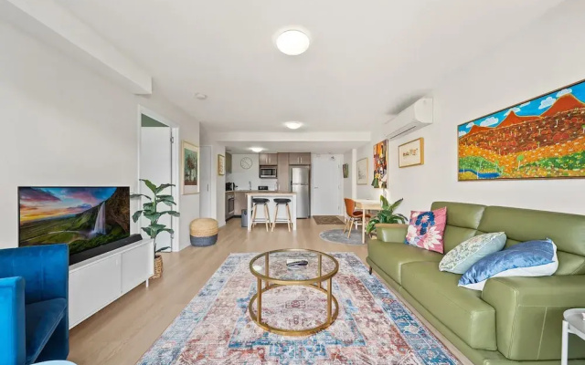 Braddon Retreat: Spacious 1-bed With Parking