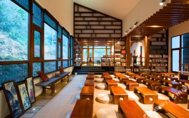 Zizai Pingjiang Wild Luxury Resort