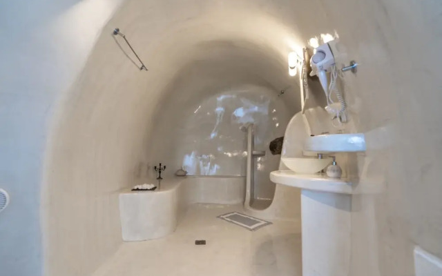 Fira-cave-sleeps 13-parking-pool-pet Friendly