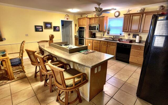 Family Ties - 3 Br Home