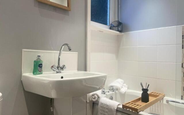 Immaculate 3-bed Apartment in Glasgow Close to M8