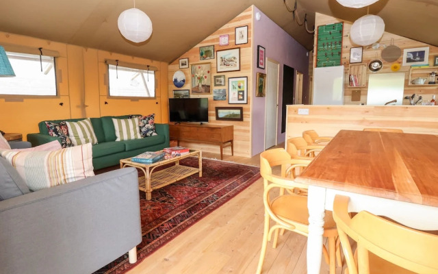 Lucky Clucky Lodge