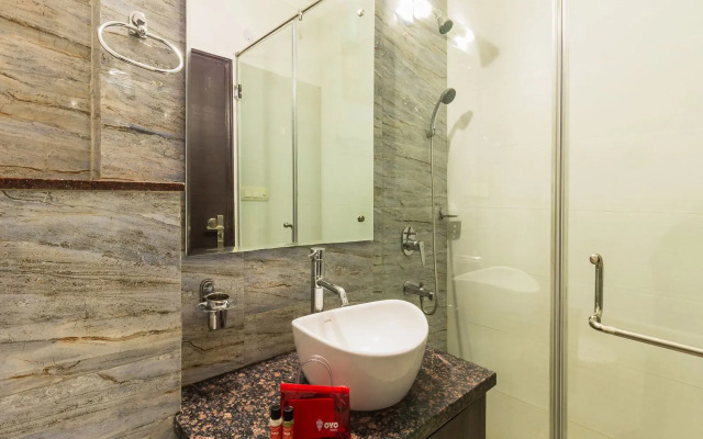 OYO 6796 Retreat Suites Inn