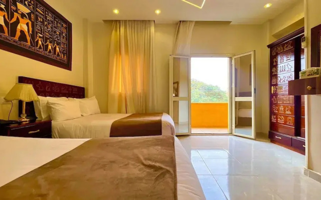 Nemes Pyramids View INN