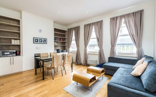 Sleek 2BD Flat Super Central to London Town!