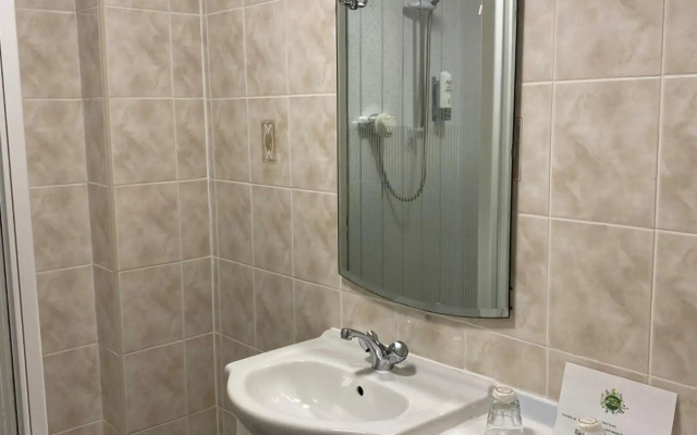 Whites Hotel