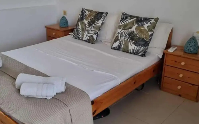 Plaka-sleeps4-parking-pool-hottub-seaviews