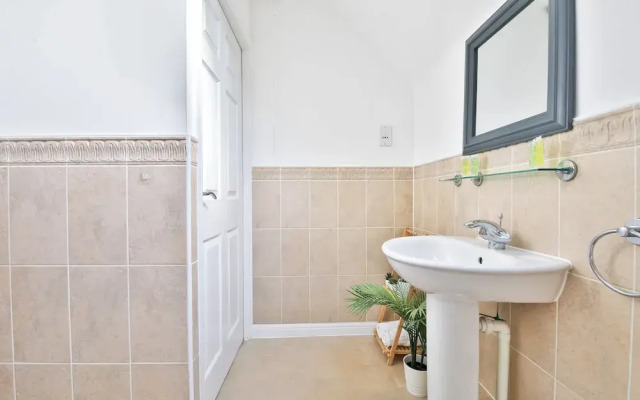 2 Bed House Near Beach with Free Parking
