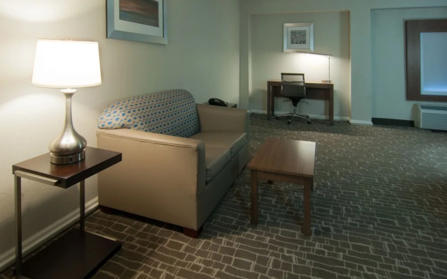 Holiday Inn Express & Suites Nashville I-40 & I- 24