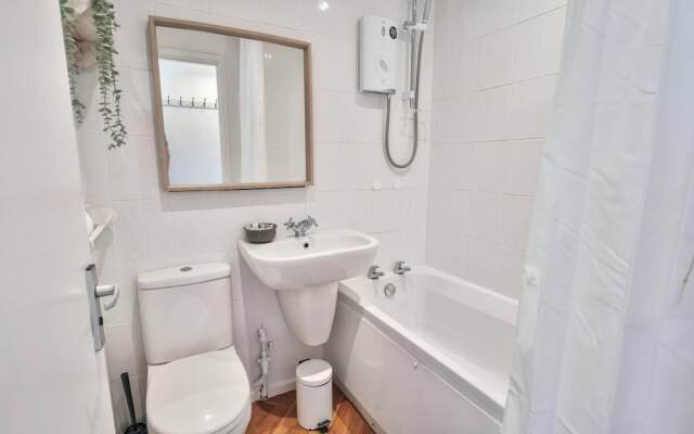 The Lookout, Sunny Beach Retreat, Sleeps 5 Guests