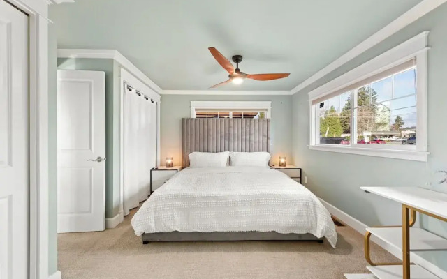 Renton Lakeside Oasis, Lakeview, 4B 2.5B, Spacious