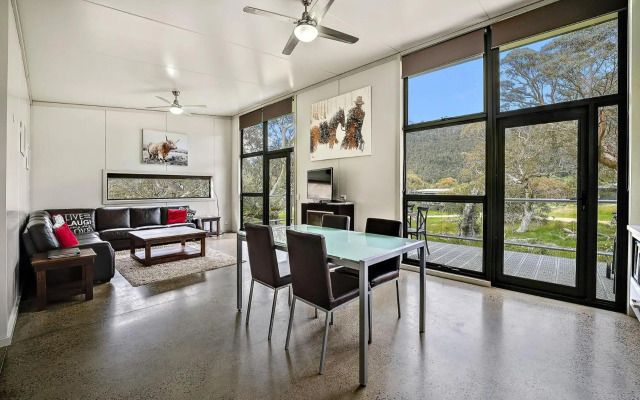 Ecocrackenback 13 'Sustainable, luxurious chalet close to the slopes.'