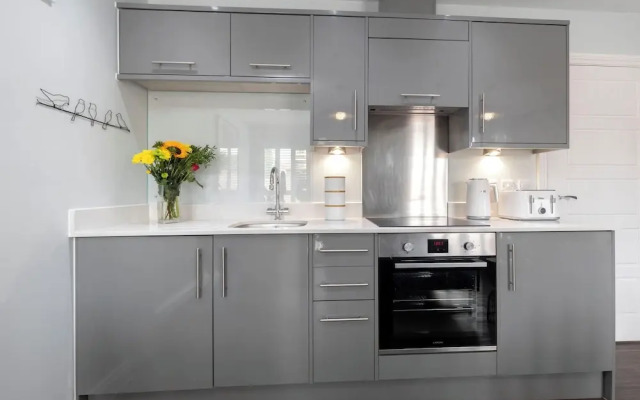 Elliot Oliver- Charming 1 Bed Apartment
