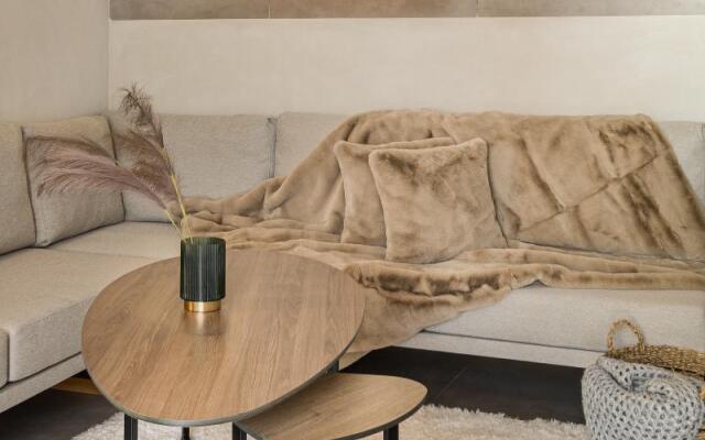 Akrotiri Olympus Luxury Suites