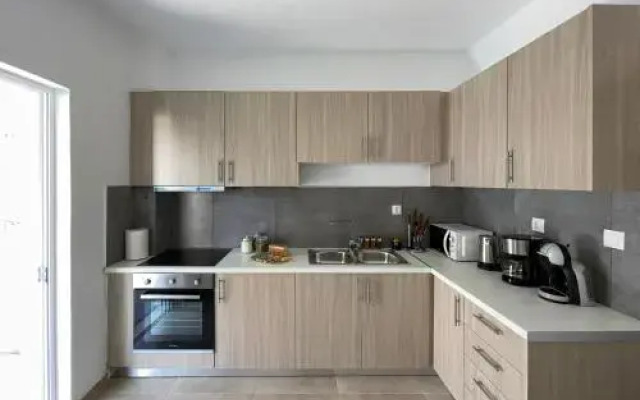 Central & Spacious 105Sq Meters Apt In Viktoria