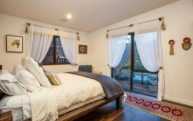 Shambala Dana: Beach and pool