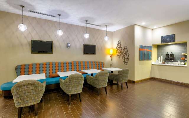 La Quinta Inn & Suites by Wyndham Clinton Historic Route 66