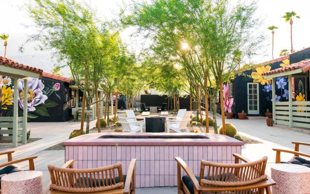 Fleur Noire Hotel - 21 and Over