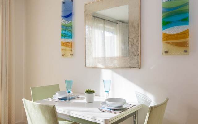 Sunny Modern Nr Beach Village w Parking