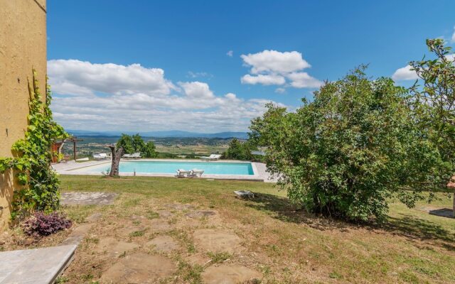 Exotic Villa in Sinalunga With Swimming Pool