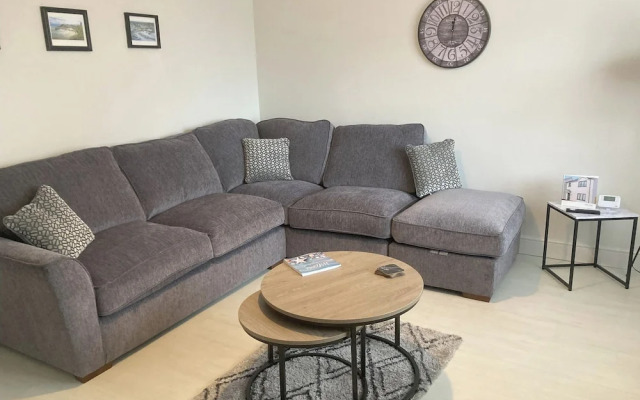 Lunaroxx, 6 Meadow Gardens, Kilgetty
