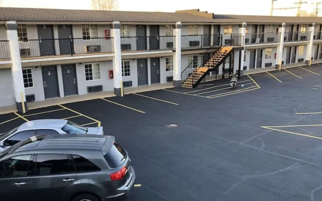 Deluxe Inn & Suites By OYO Miami OK