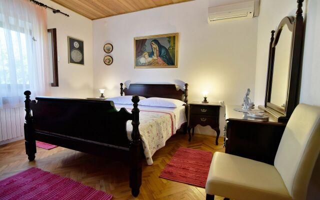Holiday house Zlatna - with beautiful garden: Selca, Island Brac