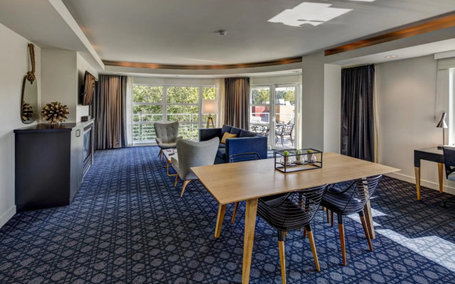 River's Edge Hotel Portland, Tapestry Collection by Hilton