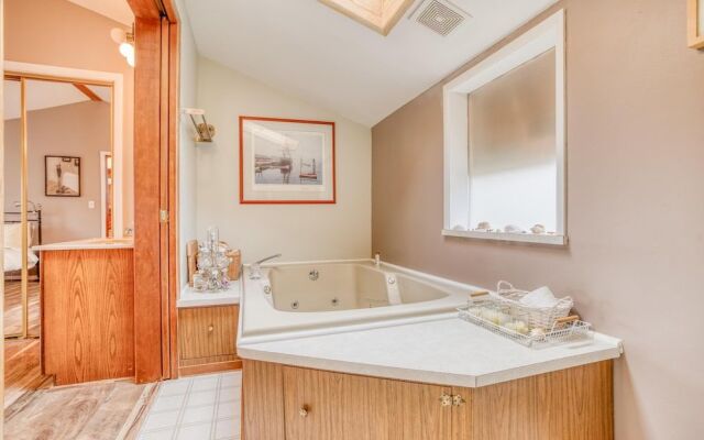 Lakefront Beachhouse