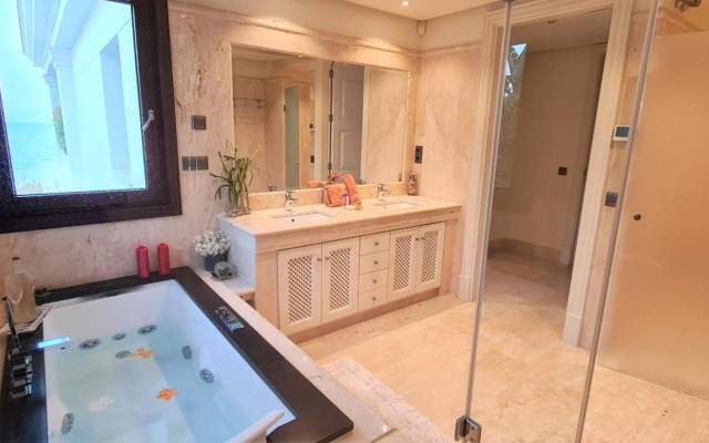 LUXURY APARTMENT FRONTAL BEACH in Doncella Beach