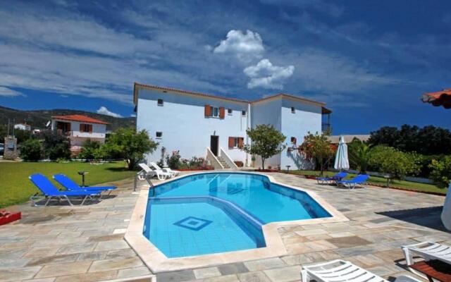 Pavlos Maria Studios Double blue room w 2 beds