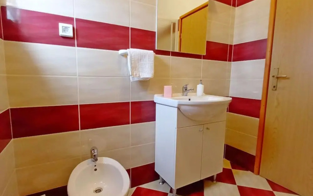 Detached House at Country Side, Fenced Private Garden Ideal for 2 Fam, Wifi