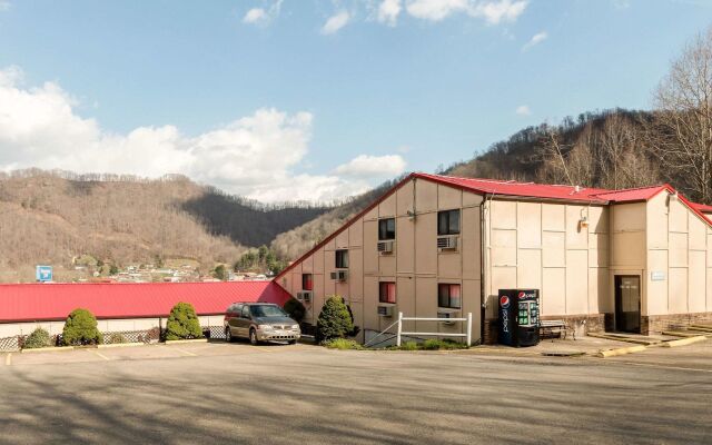 OYO Hotel Chapmanville Inn, WV - Hwy 119
