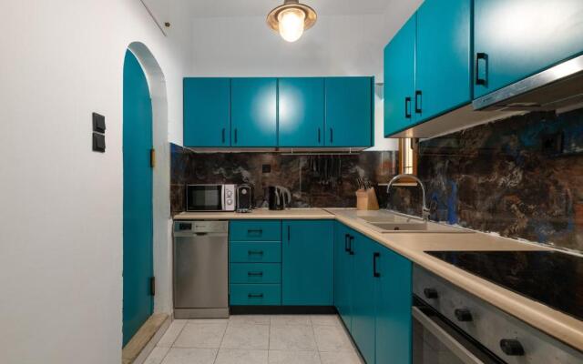 A Unique 3-4 bedrooms house in OLD TOWN