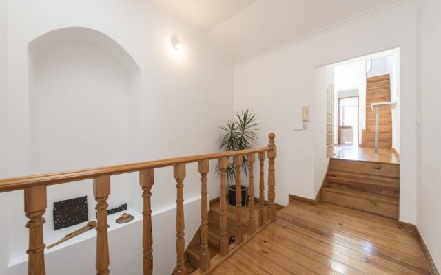 Bright and Airy Apt with balcony by LCH